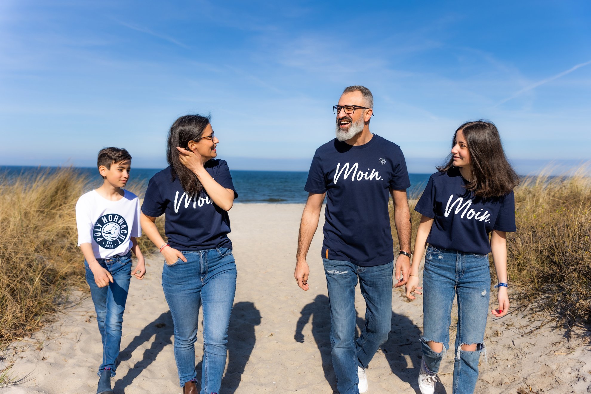 Familie mit POLY Hohwacht T-Shirts an der Ostsee